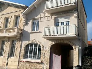 Immeuble de rapport en 4 apts et 2 studios 100 m plage Royan Pontaillac