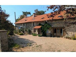 Maison renovée en deux parties sur 6 5 ha de près et bois  idéale permaculture / agritouri