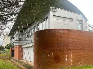 Mérignac Aéroport Immeuble indépendant de 570 m2 nombreux parkings