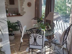 Bas de maison centre port dans la verdure