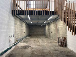 à vendre – local commercial lumineux avec mezzanine – anglet (zone artisanale)