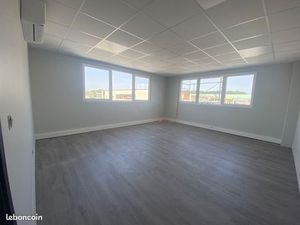 Bureau entièrement rénové et climatisé de 20m² (+ 1 parking inclus)