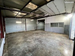 Entrepôt avec mezzanine et cour privative