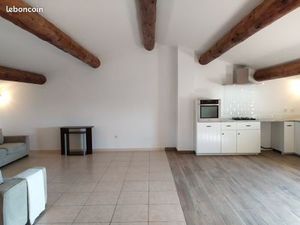 T3 100m2 La Fare les Oliviers 1050 euros