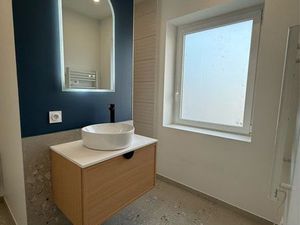 Maison rénovée terrasse et parking