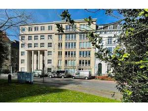 Lichtrijk en ruim éénslaapkamerappartement gelegen aan he...