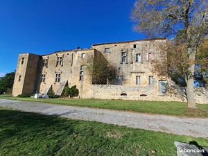 Imposant chateau médiéval