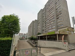 ENTRE GRATTE CIEL ET REPUBLIQUE