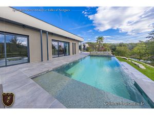 Maison contemporaine avec vue imprenable et piscine
