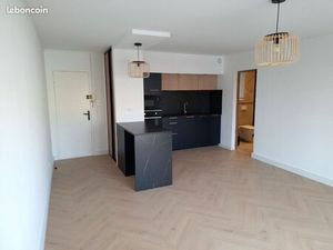 Studio refait à neuf 150 m de la plage