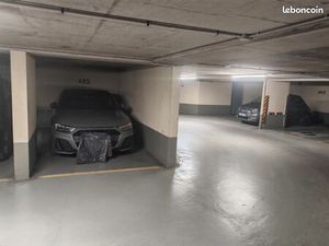 Place de parking au 4eme sous Sol avec entrée et sortie avec bip et ascenseur