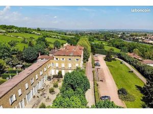 Triplex dans un château en pierres dorées