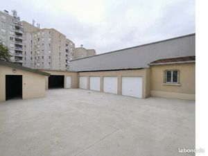 Grand entrepot de 230 metres carres et 200 metres de terasses avec 5 box bien situee a cot