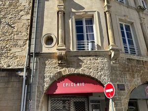 Murs commerciaux + 3 caves renta 10%