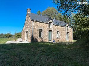 Maison en pierres rénovée / calme et nature en fond d'impasse / 2246 m² de terrain / Morbi