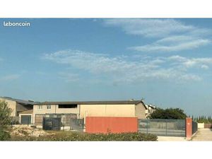 Local dans hangar securisé