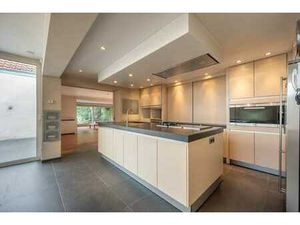 Grote centrumwoning met 6 slaapkamers  3 badkamers én 3 k...