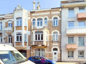 Maison éclectique art-nouveau en situation de premier cho...