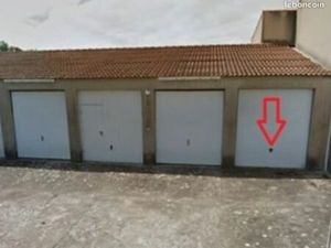 Loue garage situé à La Chaume (Sables D'olonne)■- Au sol 15 m².■- Grenier de 5m² (échelle 
