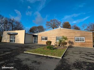 À LOUER – BUREAUX + STOCKAGE 170m2 - TERRAIN 3 000 m² – PROCHE CENTRE BOURG