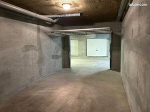 Grand box parking ou stockage env 22m²