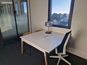 Loue 1 à 2 bureaux fermés (1 à 4 postes de travail) refait à neuf  salle de réunion  parki