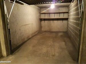 Garage avec électricité et rangements - accès sécurisé - Plein Centre Ville du Puy