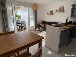 Appartement type T2 lumineux avec loggia – vendu meublé – DPE C – résidence entourée de ja