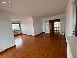 Lyon 8ème T5 dernier étage proche métro ligne D et Tramway  5mn à pieds