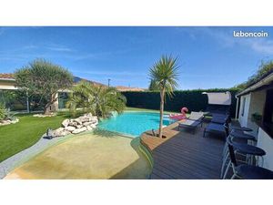 Grande et belle maison contemporaine de plain pied avec grand jardin et superbe piscine