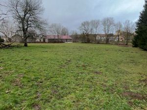 Vend terrain avec petit bâtiment