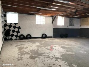 Entrepôt atelier 100m2 toutes activités sauf activité liée à l'automobile et à la moto