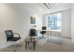 Bureau privé à louer pour 2 personnes à Paris La Defense Tour Ariane