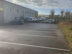 A louer zone Inquetrie entrepôt et bureaux