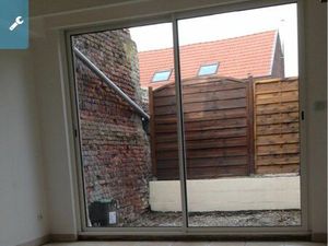 Appartement à louer somain 1 chambre 1 bureau 1 cour 1 stationnement sur terrain fermé