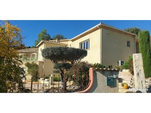 Castries  Exceptionnelle villa atypique 7 pièces et +