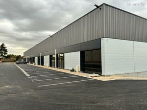 Local commercial 1000 m² LE THILLAY