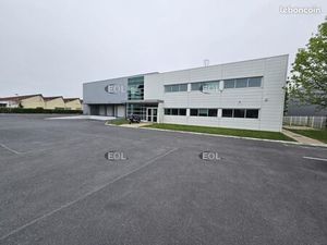 Local industriel 2 212 m²