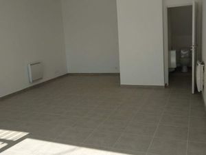 Local commercial refait à neuf face à un grand parking gratuit de 150 places secteur très 