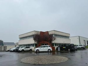 BUREAUX - A LOUER - PARKING - CAP OUEST