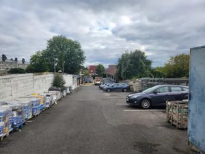 Bâtiment indépendant de 698 m² sur parcelle de 1 536 m²