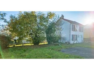 Agréable maison de ville à rafraichir (avec coin terrasse  terrain/jardin  cave  garage-at