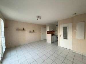 À vendre à Villenoy : Studio avec terrasse et parking .