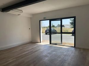 STOCKAGE - 184 M2 - DONGES - PORTE SECTIONNELLE - BUREAUX