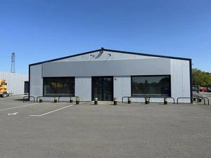 A LOUER - STOCKAGE - PRINQUIAU - 491 M2 - ACTIVITES - BUREAUX