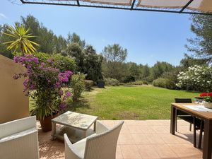 Exclusivité ERA  Charmante maison avec jardin au coeur du Golf de Pont Royal