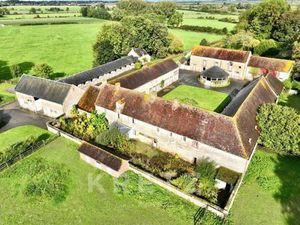 Haras avec Manoir  Villa inscrite Mh  ferme  écuries 40boxs  prè