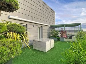 Aux pieds de l'arrêt de tramway Terra Botanica  à seulement 20 minutes de tramway du Boule