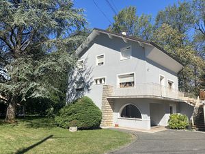 CHALLES LES EAUX  beaux volumes pour ce T2 meublé