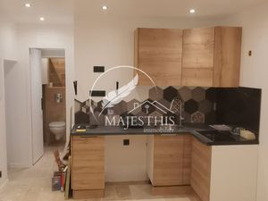 A LOUE ! CHARMANT SUTIO CENTRE VILLE HYERES